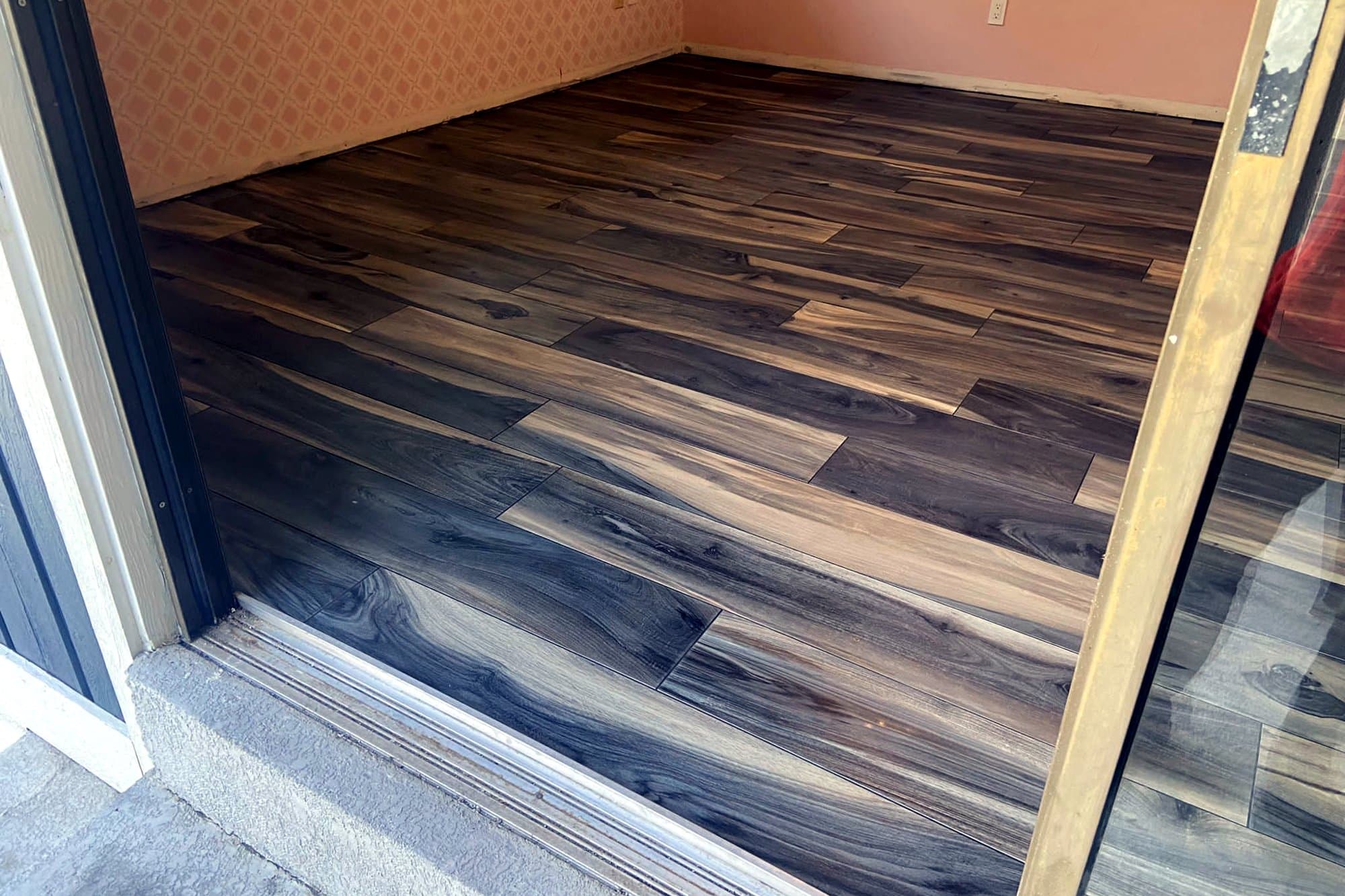 Dark wood-look room: Dark wood-look porcelain tile
