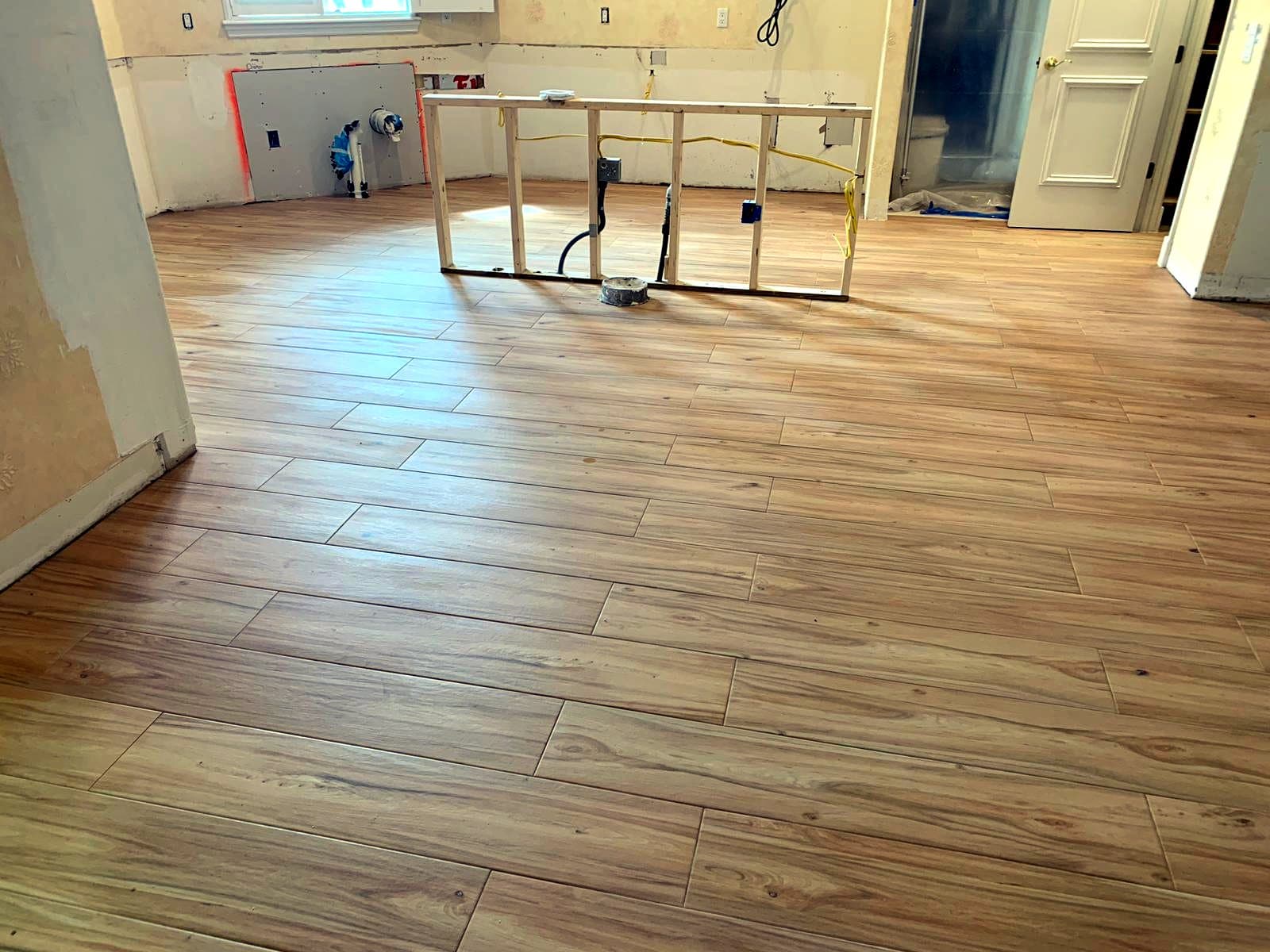 Open-plan wood-look tile: Wood-look porcelain tile