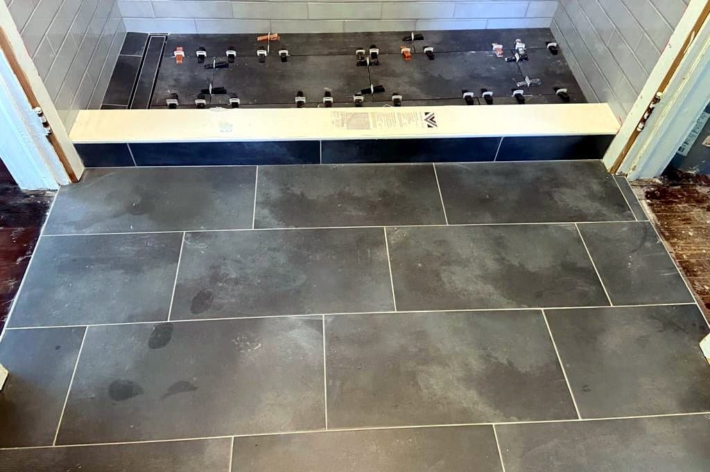 Shower and bathroom floor: Large-format porcelain tile