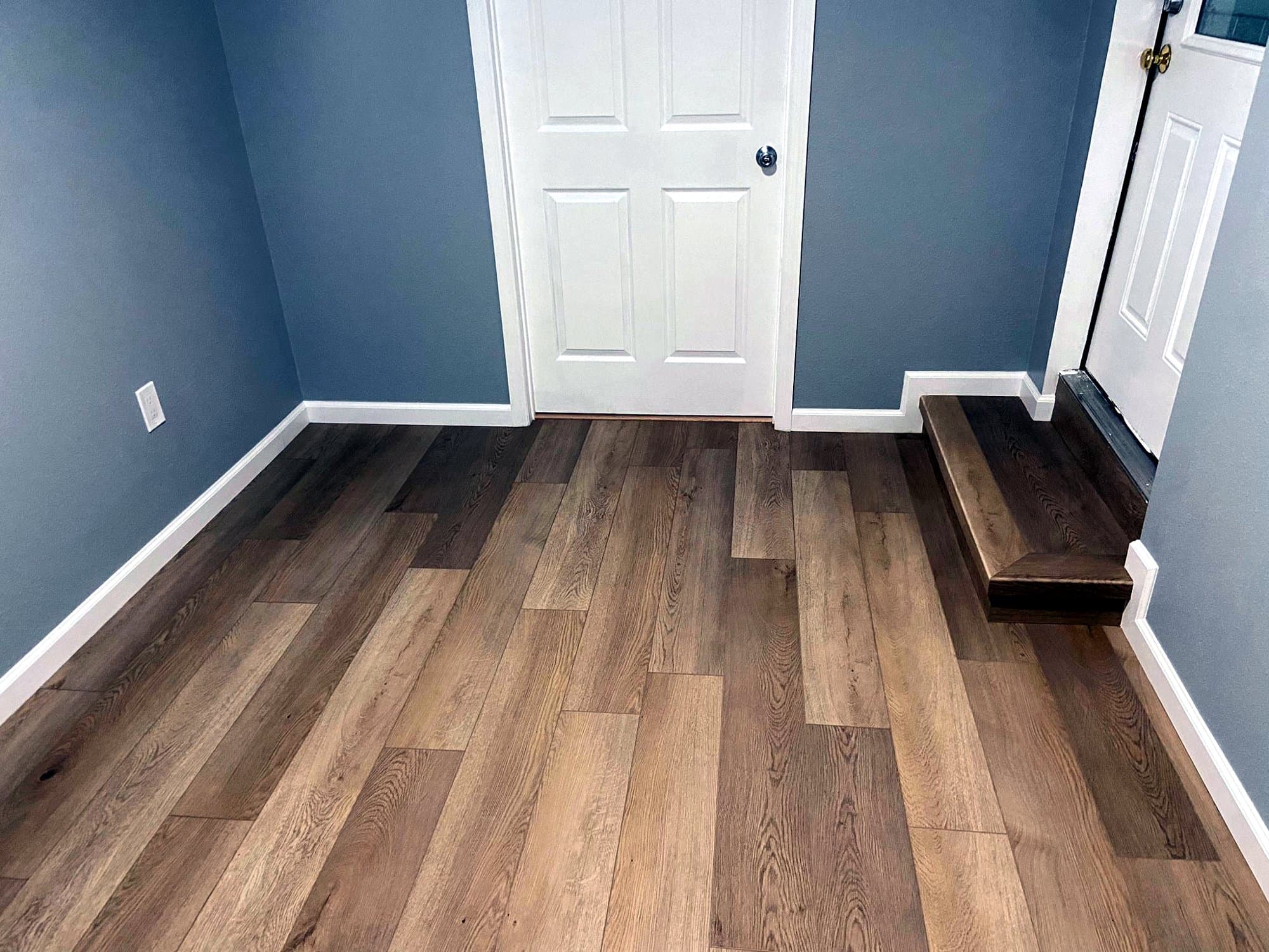Entry and front rooms: Vinyl plank, photo 2