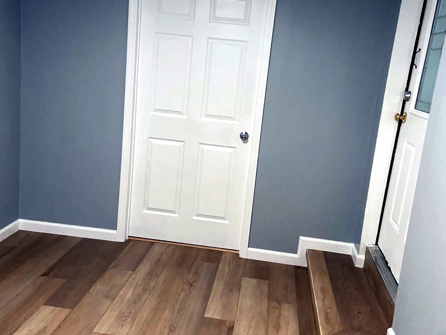 Entry and front rooms: Vinyl plank, photo 4