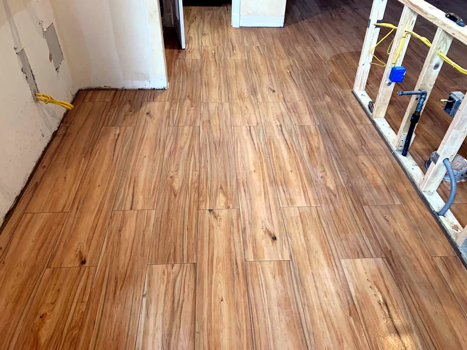 Open-plan wood-look tile: Wood-look porcelain tile, photo 2