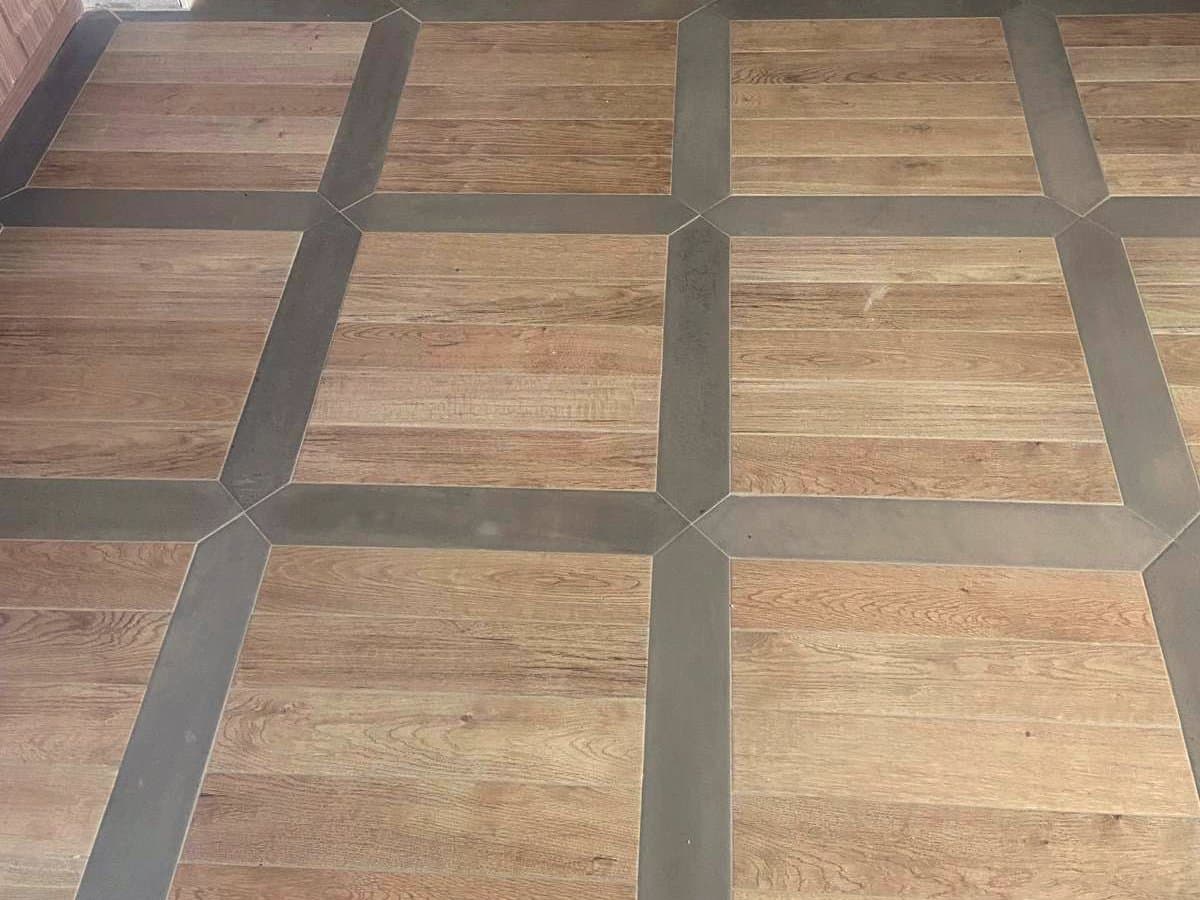 Bathroom with patterned tile: Wood-look tile with a grey border pattern, photo 1