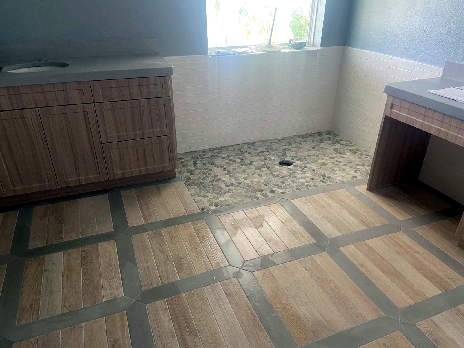 Bathroom with patterned tile: Wood-look tile with a grey border pattern, photo 2