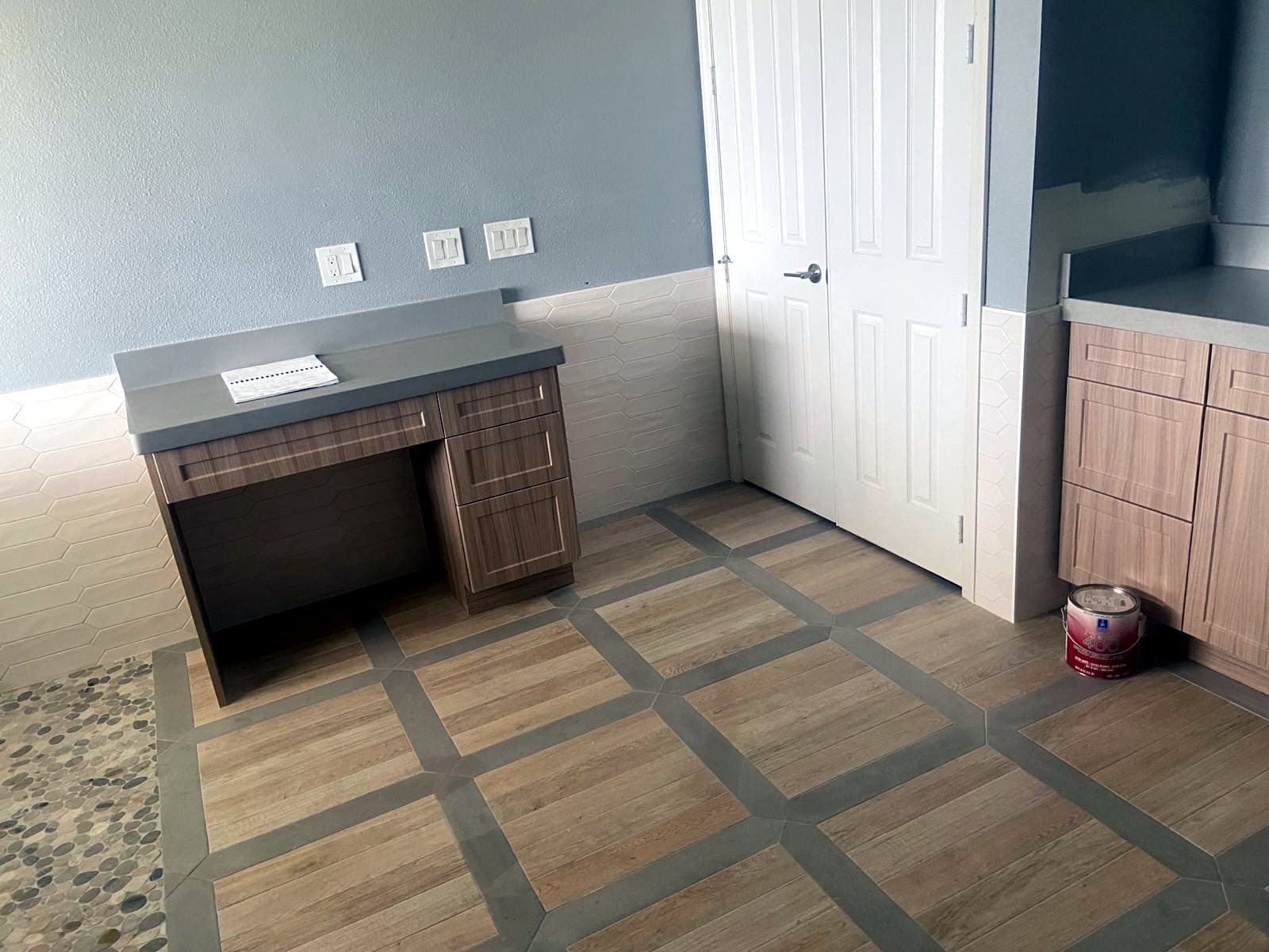 Bathroom with patterned tile: Wood-look tile with a grey border pattern, photo 3