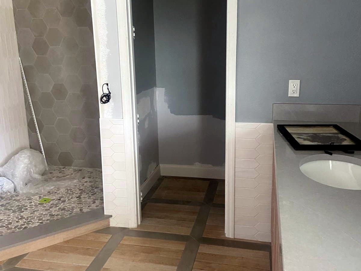 Bathroom with patterned tile: Wood-look tile with a grey border pattern, photo 4