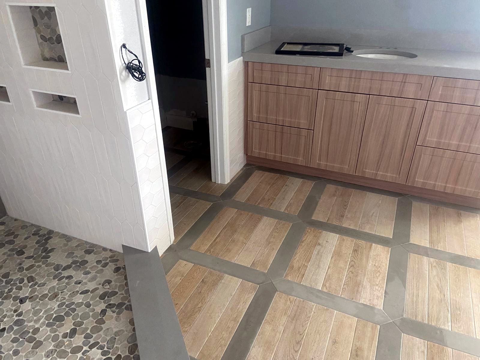 Bathroom with patterned tile: Wood-look tile with a grey border pattern, photo 5