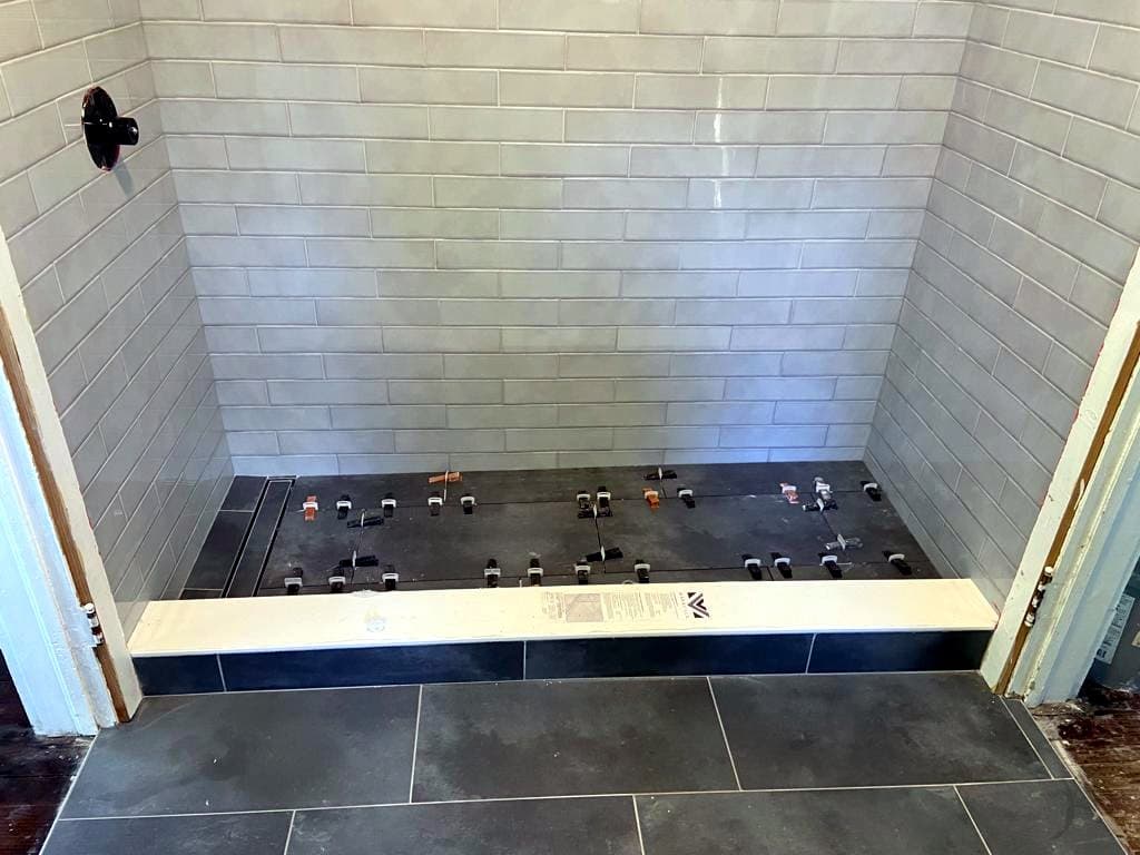 Shower and bathroom floor: Large-format porcelain tile, photo 2