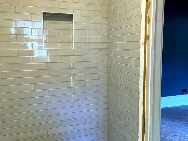 Shower and bathroom floor: Large-format porcelain tile, photo 3