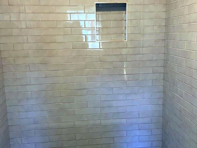 Shower and bathroom floor: Large-format porcelain tile, photo 4